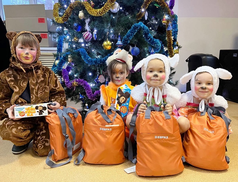 Фото - Ребятам от ЕВРАЗа — два килограмма сладкого счастья